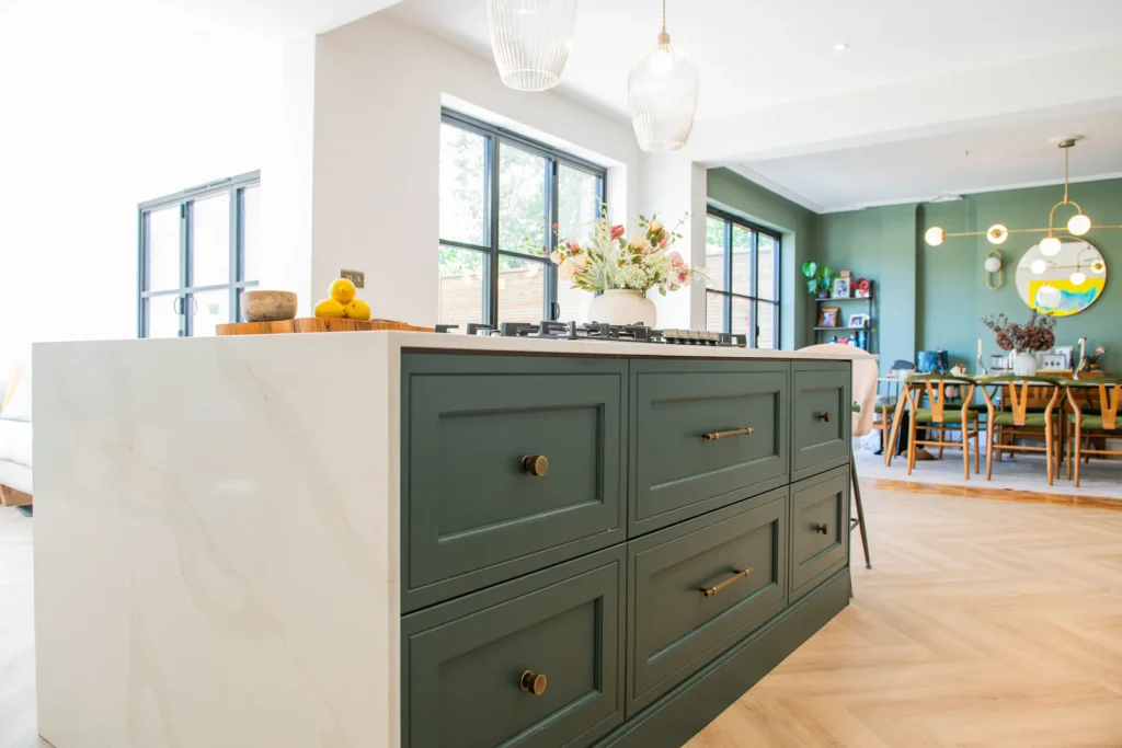 Oak veneer handleless kitchen with aged brass tap and quartzite splashback
