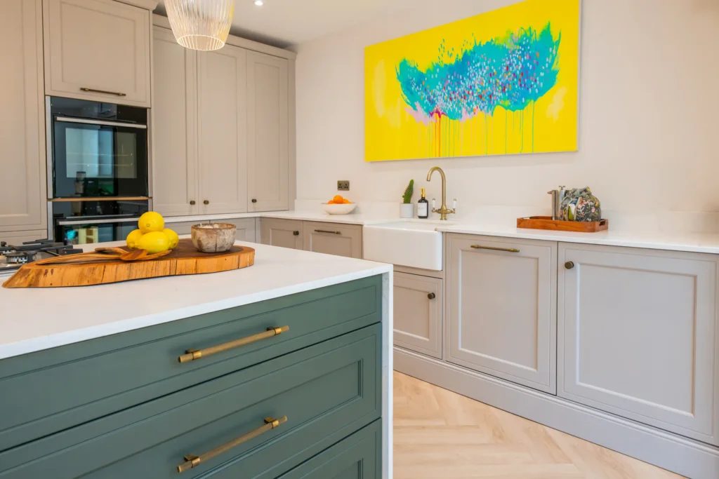 Oak veneer handleless kitchen with aged brass tap and quartzite splashback